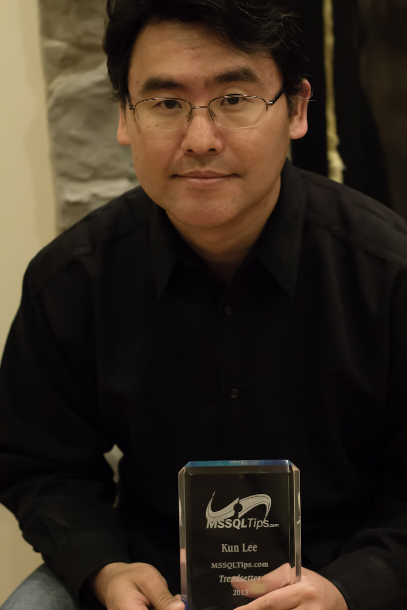 Kun Lee holding his MSSQLTips Trendsetter award fo