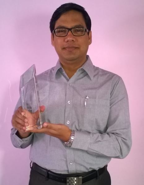 Arshad Ali proudly displaying his Champion Award, 