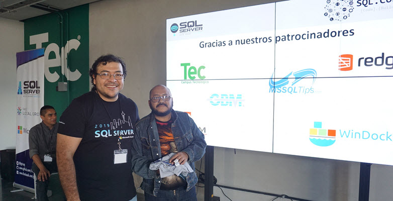 Another winner of a MSSQLTips t-shirt at the Guate